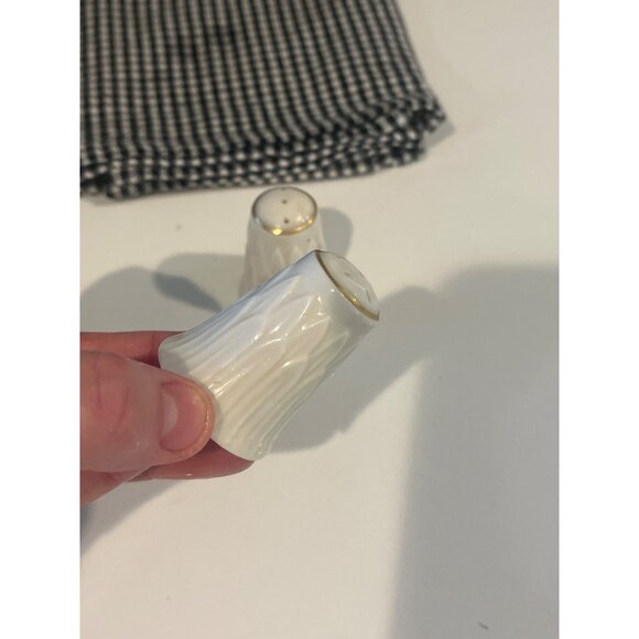 Lenox Porcelain Salt & Pepper Shaker Set With Gold Trim - Picture 5 of 5